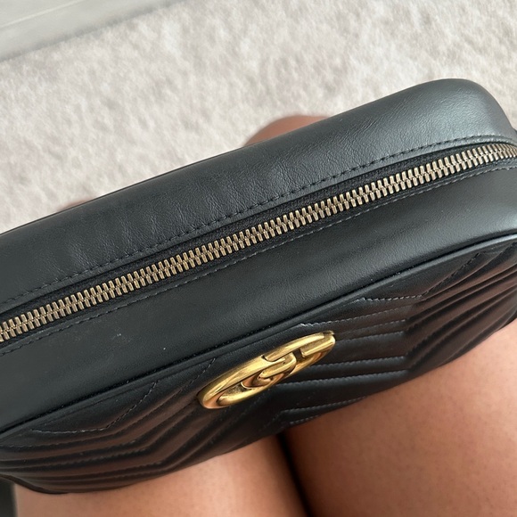 Gucci Black Chevron Crossbody Bag with Gold Logo - Picture 7 of 16